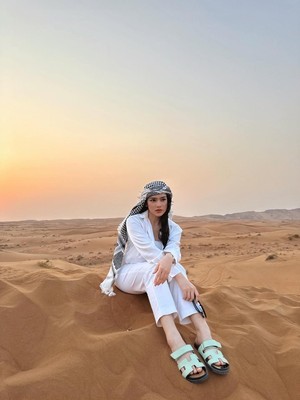 Pesona Davina Karamoy Bersorban di Tengah Gurun Dubai