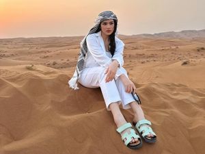 Pesona Davina Karamoy Bersorban di Tengah Gurun Dubai