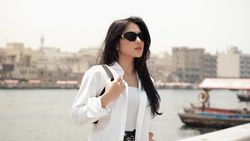 Pesona Davina Karamoy Bersorban di Tengah Gurun Dubai Pesona Davina Karamoy Bersorban di Tengah Gurun Dubai