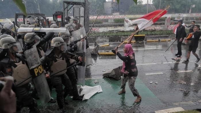 Ibu-ibu kerudung pink yang viral di medsos setelah ikut demo.
