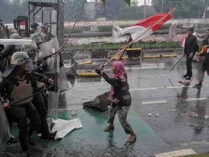 Viral Ibu-ibu Kerudung Pink di Demo DPR, Anaknya Sempat Cari