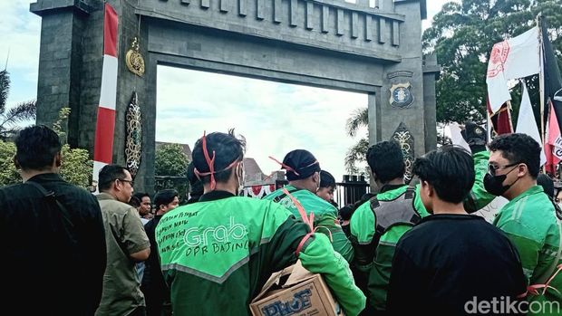 Massa yang mengatasnamakan Aliansi Revolusi Kepolisian Total (Rekontal) menggelar demonstrasi di depan Mapolda Kalteng di Palangka Raya pada Jumat (29/8/2025).