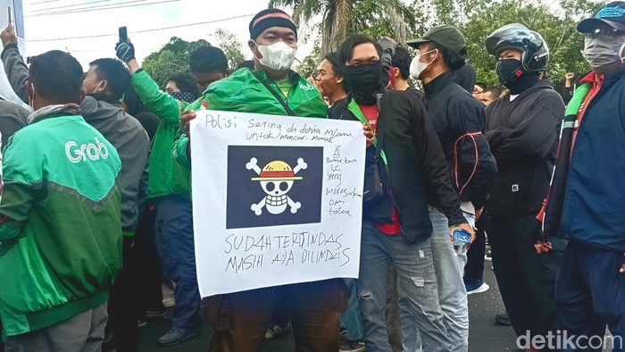 Massa yang mengatasnamakan Aliansi Revolusi Kepolisian Total (Rekontal) menggelar demonstrasi di depan Mapolda Kalteng di Palangka Raya pada Jumat (29/8/2025).