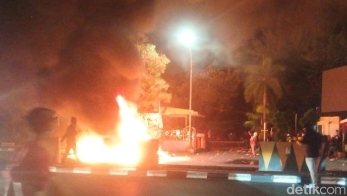 Demo di depan kantor DPRD Makassar berakhir ricuh. Reinhard Soplantila/detikSulsel