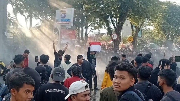 Demo di depan Polda Kalteng. Foto: Ayuningtias Puji Lestari/detikKalimantan