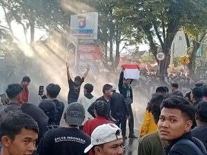 Demo Depan Polda Kalteng Sempat Ricuh, Polisi Semprot Water Canon