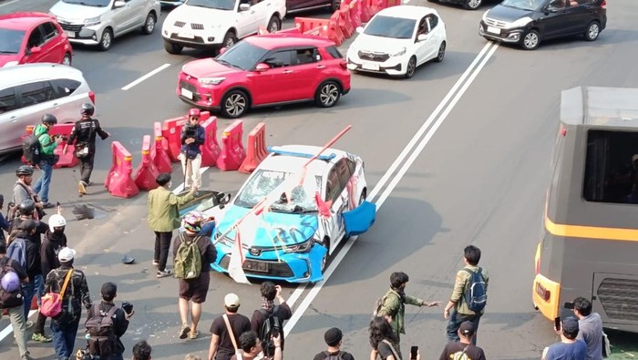 Demo di depan Polda Metro Jaya langsung memanas