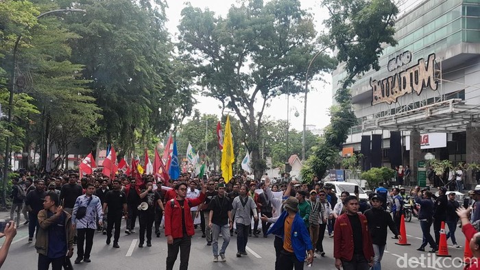 Mahasiswa Cipayung Plus demonstrasi di depan Kantor DPRD Medan
