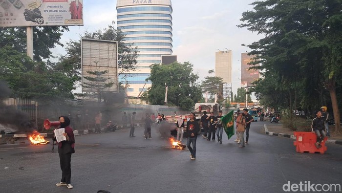 Demo di Flyover Jalan Urip Sumoharjo Makassar.