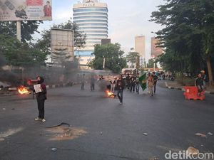 Demo di Flyover Makassar, Massa Tutup Satu Jalur Jalan Urip Sumoharjo