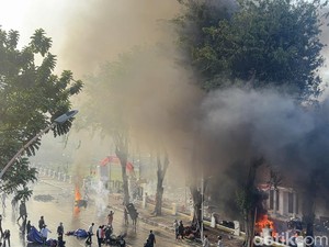Api Membara di Halaman Gedung Negara Grahadi Surabaya