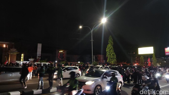 Massa memadati depan Mapolda DIY di Sleman, terlihat ada api berkobar, Jumat (29/8/2025).