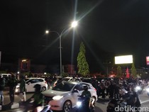 Massa Demo Jebol Gerbang Polda DIY, Terlihat Api Berkobar