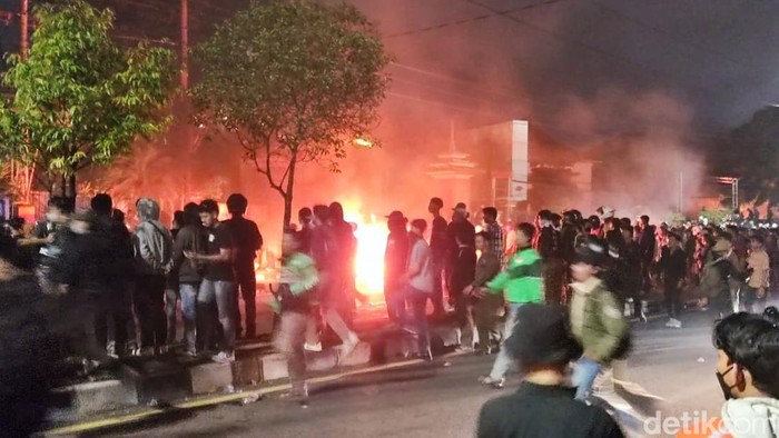 Massa demo memadati Ring Road Utara depan Mapolda DIY, terlihat juga api berkobar, Jumat (29/8/2025).