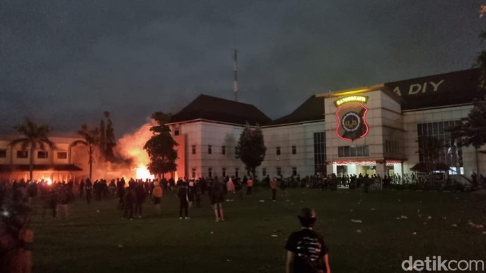 Suasana demo di Mapolda DIY malam ini, nampak api membara di area SPKT, Sleman, Jumat (29/8/2025).