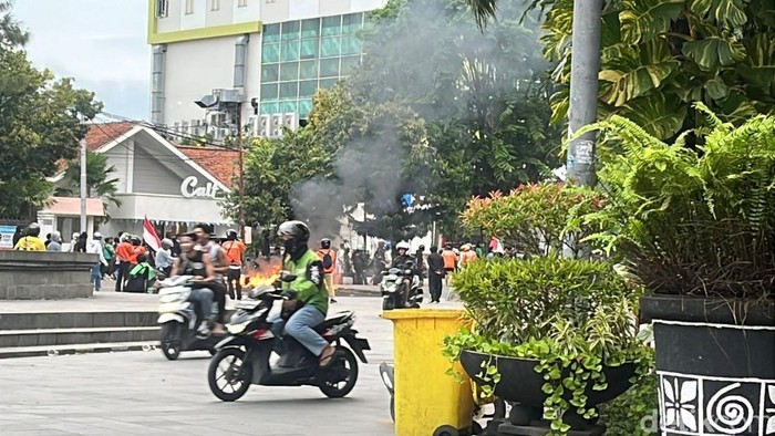Suasana aksi demo di kawasan Plaza Manahan, Solo, Jumat (29/8/2025).