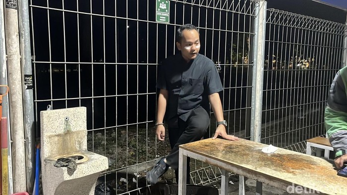 Wali Kota Solo Respati Ardi saat meninjau lokasi yang terdampak demo di Shelter Manahan, Jumat (29/8/2025) malam.