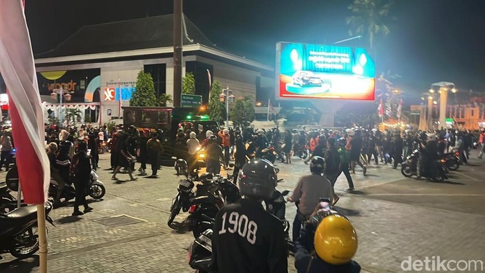 Situasi demo yang terjadi di kawasan Gladak, Solo, Jumat (29/8/2025).
