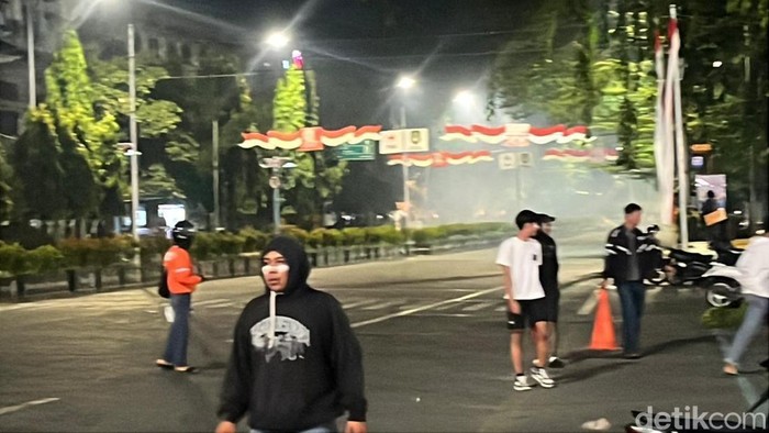 Situasi demo yang terjadi di kawasan Gladak, Solo, Jumat (29/8/2025).