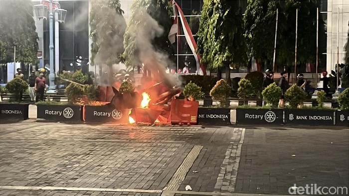 Massa aksi solidaritas ojek online di Jalan Jenderal Sudirman membakar water barier, Jumat (29/8/2025)