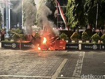 Massa Bakar Water Barier di Bundaran Gladak Solo