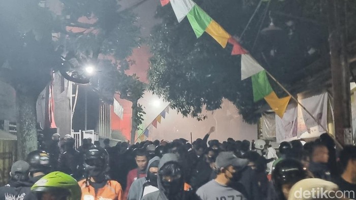 Kepulan asap putih gas air mata di permukiman warga, tepatnya Jalan Kaliwaru, Sleman, Jumat (29/8/2025).