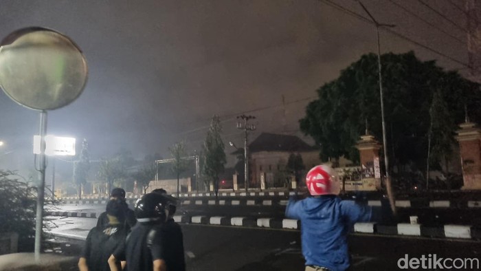 Suasana sekitar Mapolda DIY, Sleman, Jumat (29/8/2025) malam.