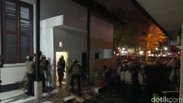 Situasi demo yang terjadi kawasan Polres Magelang Kota, Jumat (29/8/2025) malam.