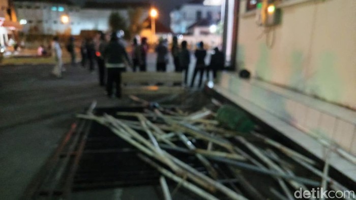 Situasi demo yang terjadi kawasan Polres Magelang Kota, Jumat (29/8/2025) malam.