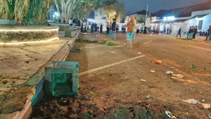 Sejumlah pot bunga di Alun-Alun Kota Magelang rusak akibat demo yang berakhir ricuh, Jumat (29/8/2025).