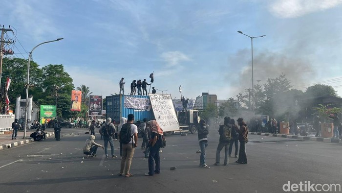 Demo mahasiswa tutup depan kampus UNM, Jalan AP Pettarani Makassar.
