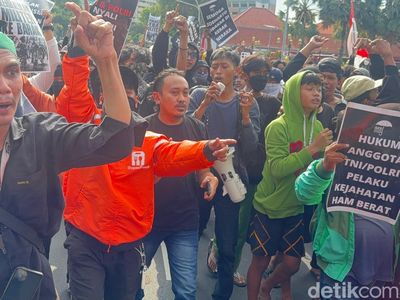 Aksi Solidaritas untuk Affan di Surabaya