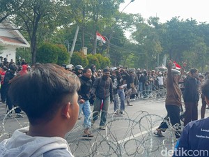 Massa Demo Lempari Batu-Botol ke Gedung Negara Grahadi Surabaya