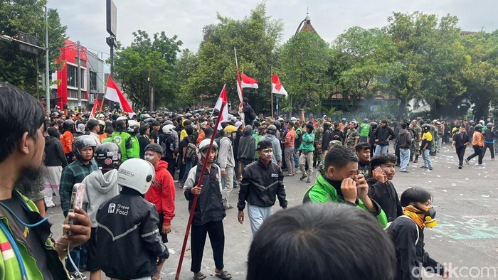 Aksi massa driver ojol di depan Markas Brimob Solo masih berlangsung hingga saat ini. Polisi mengeluarkan tembakan gas air mata.