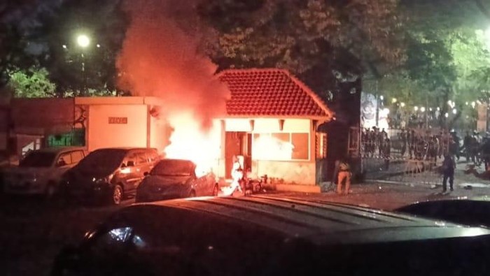 Penampakan mobil yang dibakar di halaman kantor DPRD Jateng, Semarang, Jumat (29/8/2025) malam.