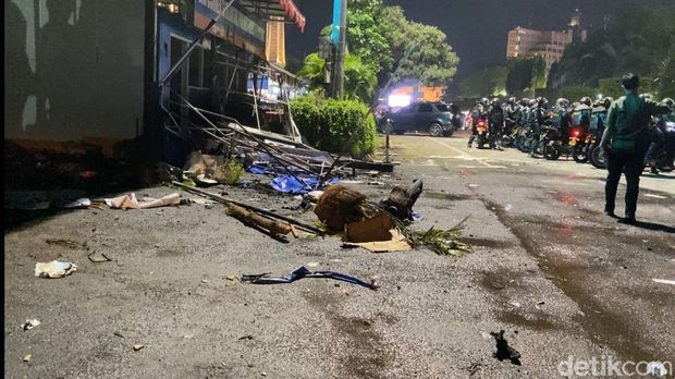Kondisi sepanjang Jalan Pahlawan, Kelurahan Mugassari, Kecamatan Semarang Selatan, Kota Semarang, usai aksi demonstrasi, Jumat (29/8/2025).