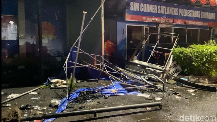 Kondisi sepanjang Jalan Pahlawan, Kelurahan Mugassari, Kecamatan Semarang Selatan, Kota Semarang, usai aksi demonstrasi, Jumat (29/8/2025).