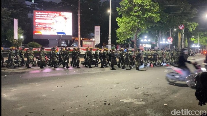 Suasana Demo di Jalan Pahlawan Semarang malam ini, Jumat (29/8/2025). Nampak aparat yang berjaga mulai meninggalkan lokasi.