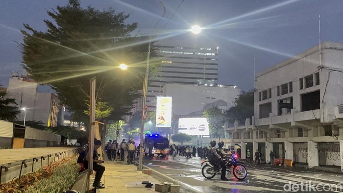 Polisi kuasai Jalan Gubernur Suryo setelah memukul mundur massa demonstran