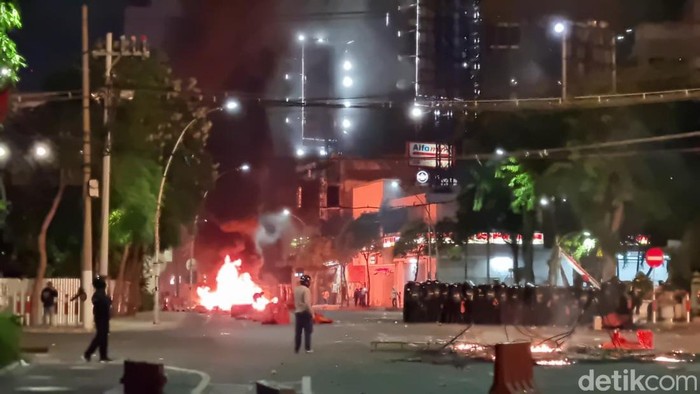 Suasana Jalan Basrah Surabaya yang masih membara