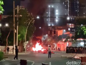 Porak-poranda Kota Surabaya Diamuk Pendemo Buntut Kematian Driver Ojol