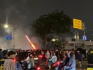 Situasi Terkini Demo Warga di Otista Jaktim, Ban Dibakar-Petasan Meletus