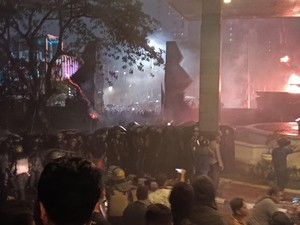 Demo di Polda Metro Ricuh, Batu Beterbangan-Petasan Meletus