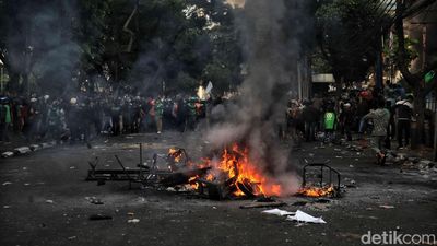 Detik-detik Massa Demo Serang Markas Brimob Kwitang