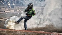 Gas air mata terus dilontarkan untuk membubarkan aksi.