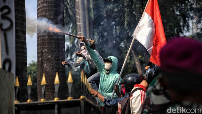 Detik-detik Massa Aksi Serang Markas Brimob Kwitang Massa aksi menyerang Markas Brimob di Kwitang, Jakarta, Jumat (29/8/2025).