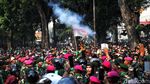 Detik-detik Massa Demo Serang Markas Brimob Kwitang