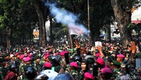 Terpantau beberapa demonstran meminta tolong karena sesak napas. Demo ini meluas hingga hampir ke depan Mako Marinir Kwitang, yang jaraknya berdekatan dengan Mako Brimob. Ledakan juga terus terdengar di lokasi.