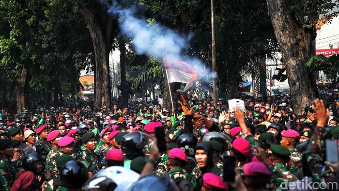 Detik-detik Massa Aksi Serang Markas Brimob Kwitang Massa aksi menyerang Markas Brimob di Kwitang, Jakarta, Jumat (29/8/2025).