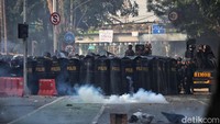 Benda-benda beterbangan di lokasi demo. 